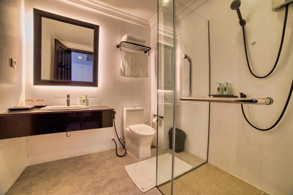Un baño con ducha, inodoro y lavabo. en Bodee Corner, en Siem Reap