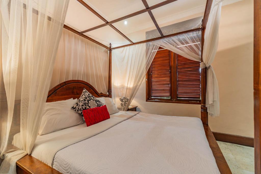 Una cama o camas en una habitación de Honeymoon Guesthouse