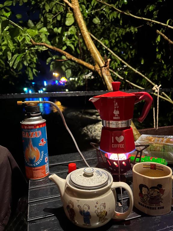 Příslušenství pro přípravu čaje a kávy v ubytování Kung Nok Tha Resort Nakhon Si Thammarat