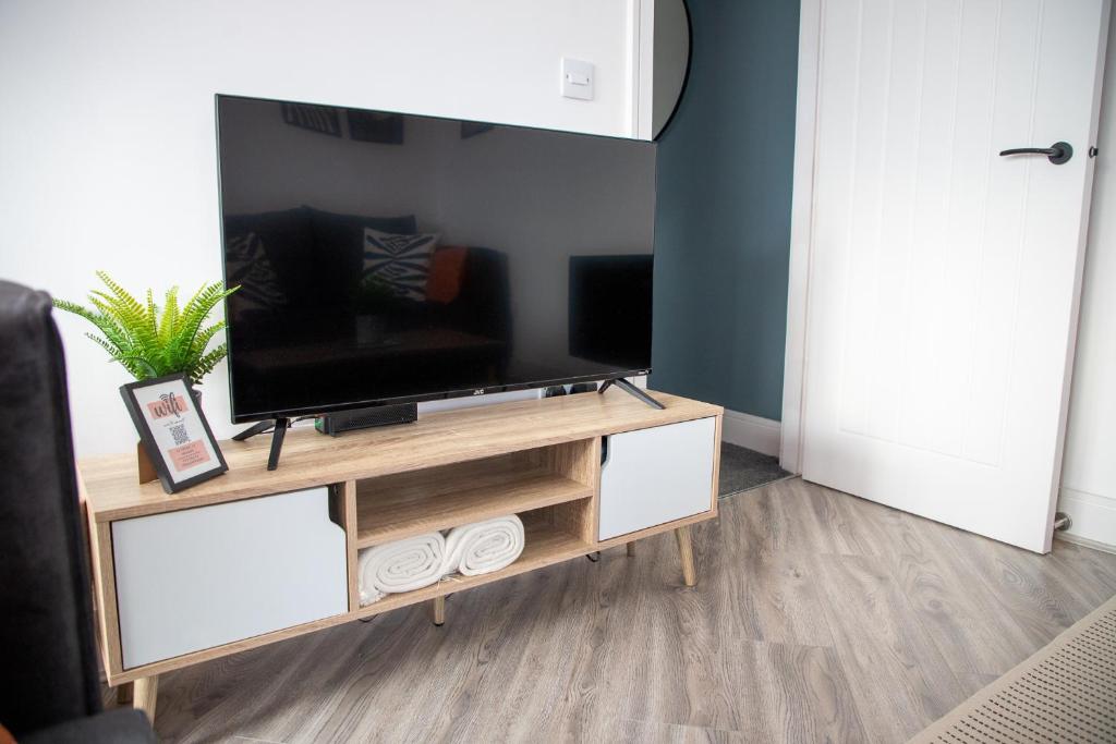salon z telewizorem na stojaku w obiekcie Beach Apartments - 1st Floor Cleveleys w mieście Cleveleys
