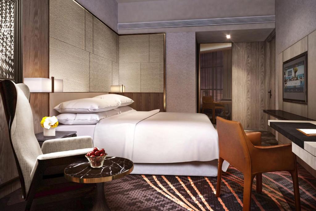 een hotelkamer met een bed en een bureau bij Sheraton Kuching Hotel in Kuching