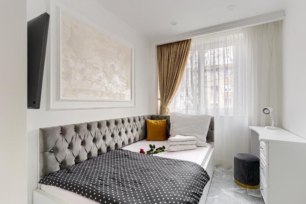Sika Luxury Apartment في أراد: غرفة نوم بسرير ونافذة