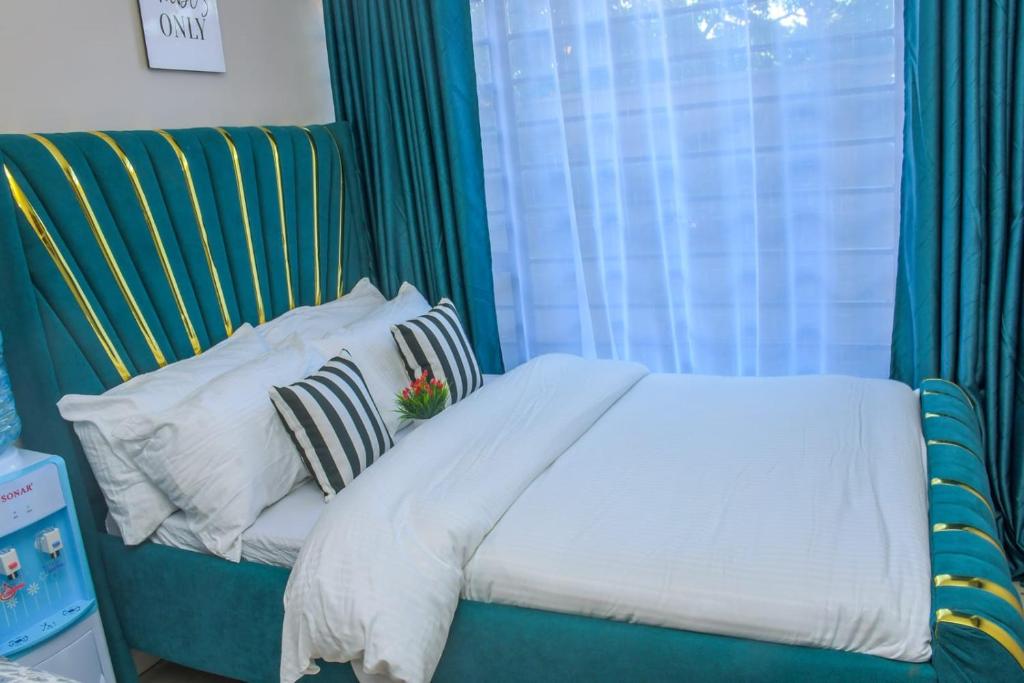 Una cama o camas en una habitación de Luxe Oasis