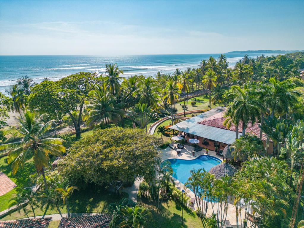 - une vue aérienne sur un complexe avec une piscine et l'océan dans l'établissement Sunset del Mar Beach Resort, à Esterillos Este