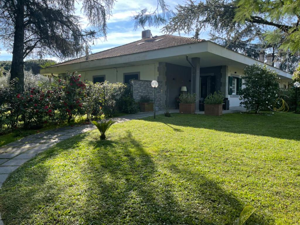 a house with a large yard with a grassy lawn at Delightful stylish house with private garden close to downtown in Rome