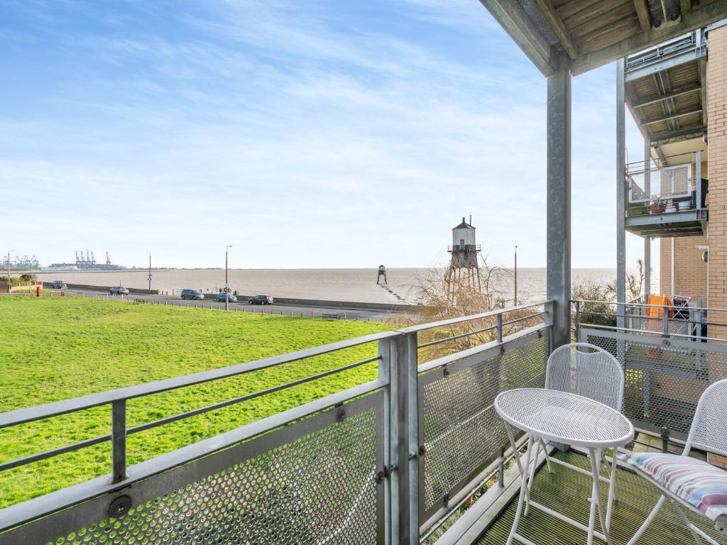 d'un balcon avec une table, des chaises et un phare. dans l'établissement Seaview, à Parkeston