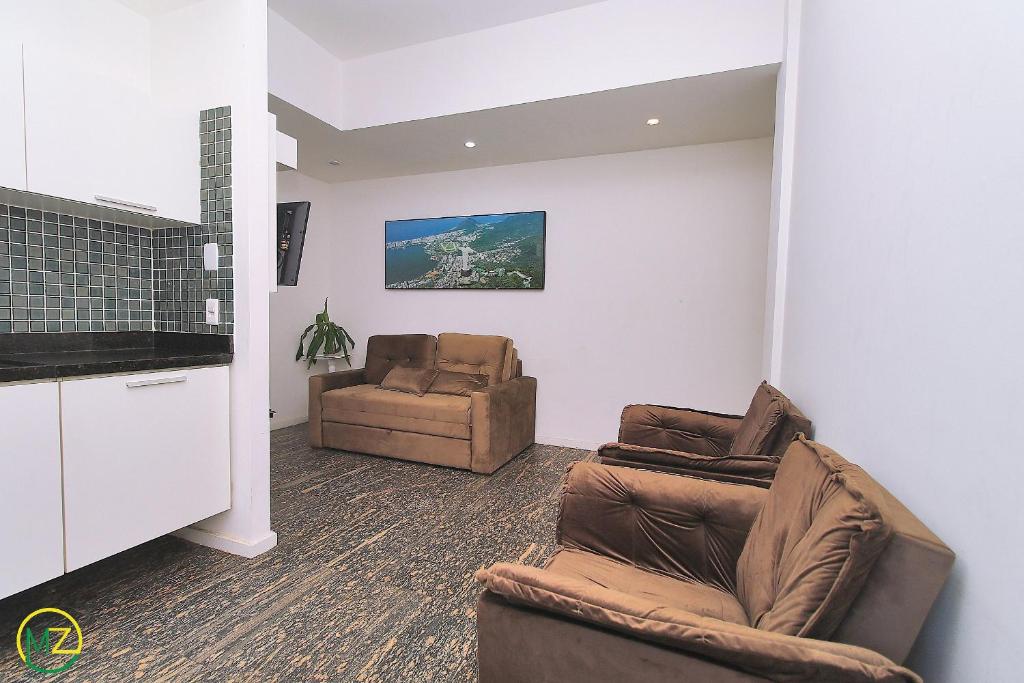 a living room with two chairs and a couch at Sala quarto c/ 2 banheiros para 4 pessoas in Rio de Janeiro