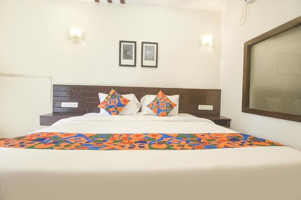 Postel nebo postele na pokoji v ubytování FabHotel La Volga - Nr Morjim Beach