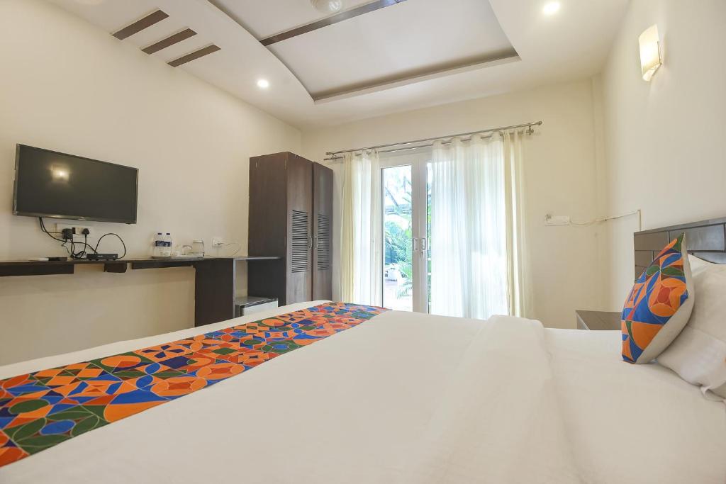 Postel nebo postele na pokoji v ubytování FabHotel La Volga - Nr Morjim Beach