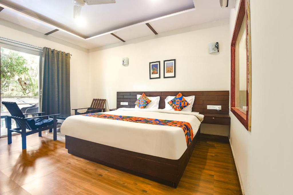 Postel nebo postele na pokoji v ubytování FabHotel La Volga - Nr Morjim Beach