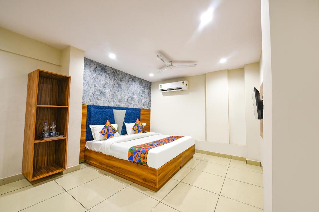 een slaapkamer met een bed en een tv. bij FabHotel Orio I in Ludhiana