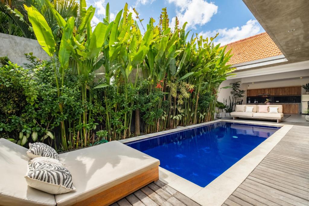 - une piscine dans l'arrière-cour d'une villa dans l'établissement Villa Royal Canggu - 3 minutes to FINNS Beach club!, à Canggu