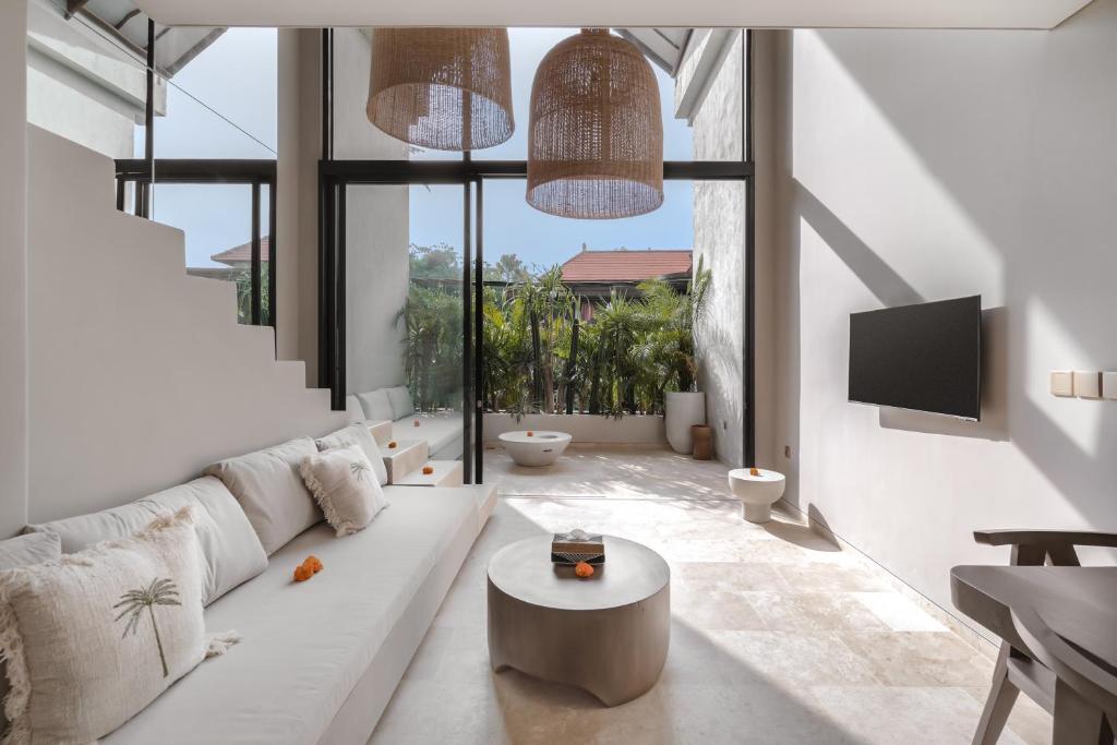 坎古的住宿－Loft My Seseh by BaliSuperHost，客厅配有白色的沙发和桌子
