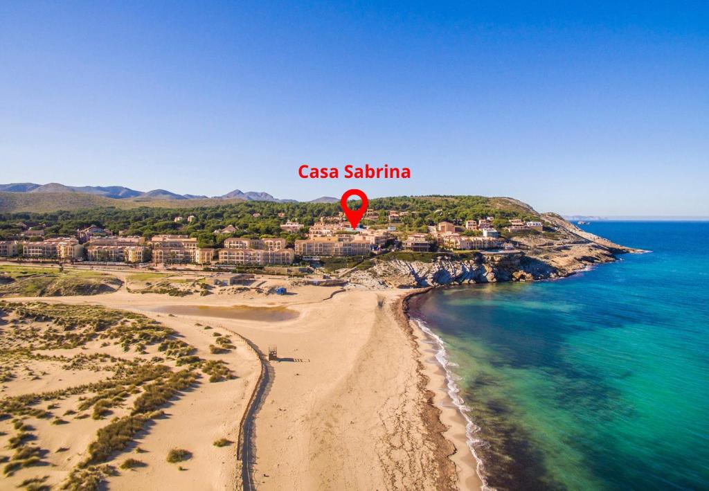 una vista aerea di una spiaggia con marcatore rosso di Ideal Property Mallorca - Casa Sabrina a Cala Mesquida