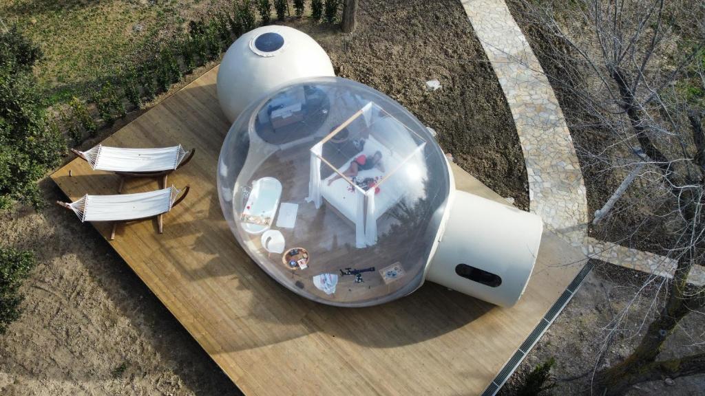 una vista aérea de una casa redonda con mesa y sillas en BUBBLE ROOM PUGLIA Villa Bautier Bubblenights, en Cerignola