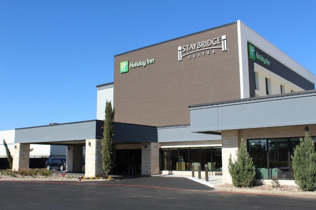 un edificio con un cartel en el costado en Holiday Inn Dallas Market Ctr Love Field, an IHG Hotel en Dallas