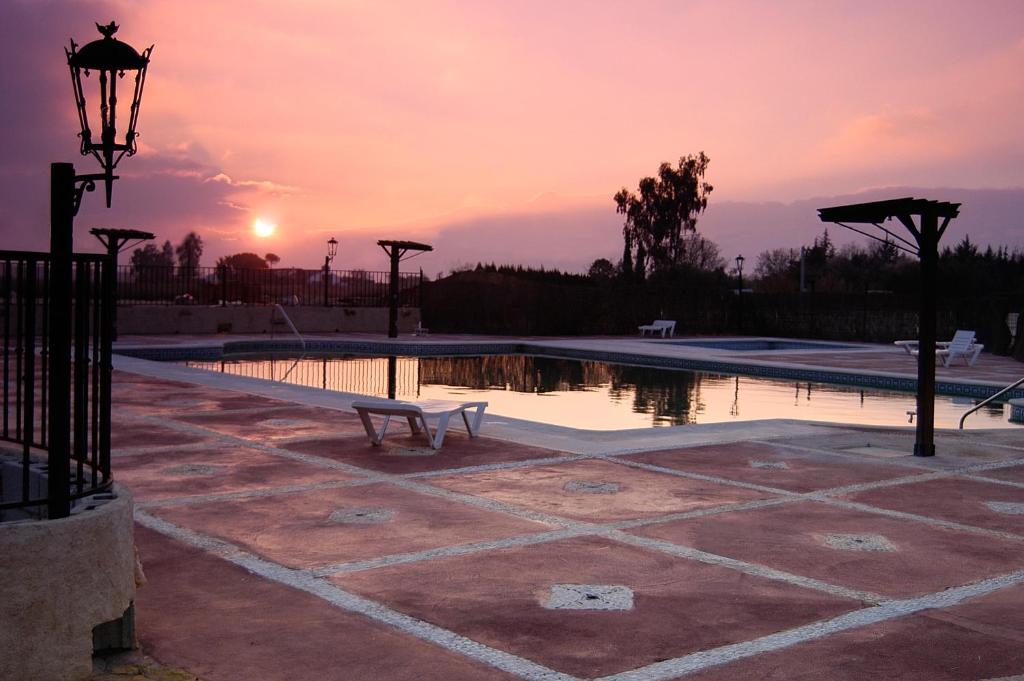 Bazén v ubytování Hotel Rural El Cortijo nebo v jeho okolí