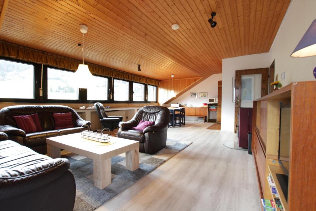 ein Wohnzimmer mit Sofas und einem Tisch in der Unterkunft Ferienwohnung Helene in Olsberg