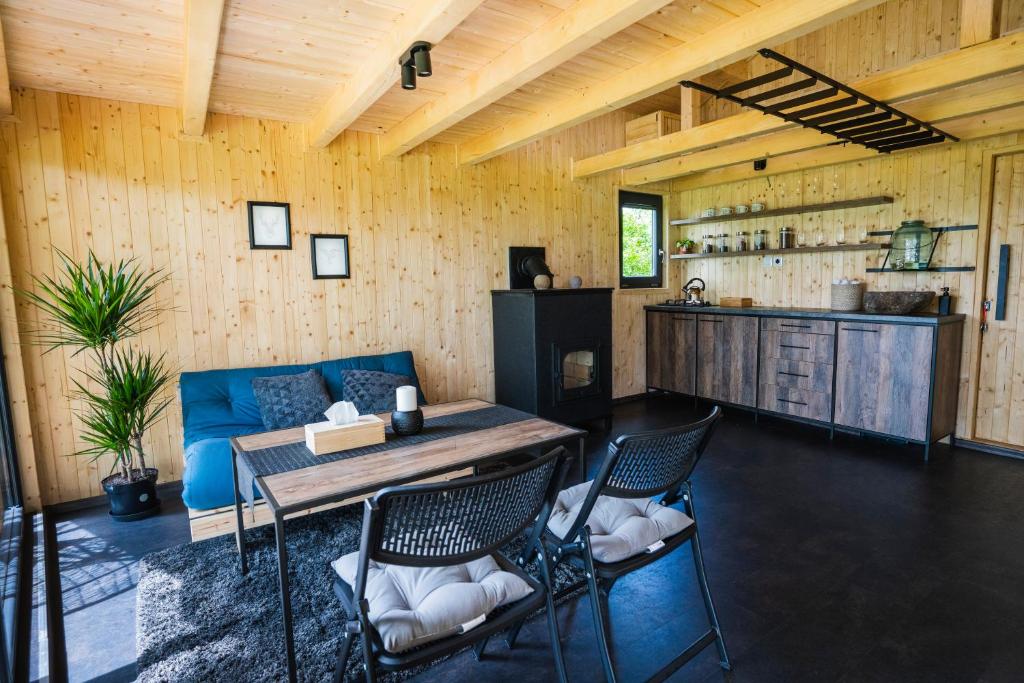 VeličnáにあるNorth-House Oravaのテーブルと椅子、キッチンが備わる客室です。