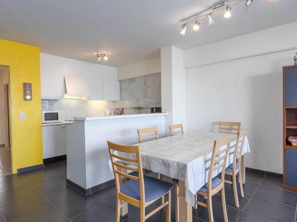 cocina con mesa y sillas en una habitación en Zandroos 3 bedrooms on floor 3, en Middelkerke