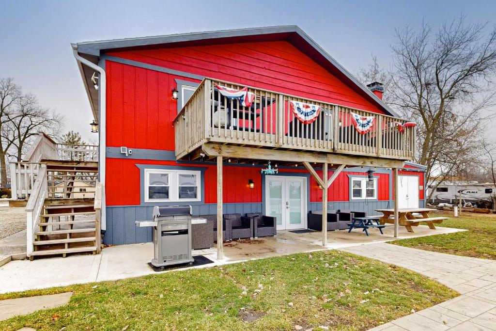 une maison rouge avec une terrasse arborant des drapeaux américains. dans l'établissement Casa de Nello - Lower Level, à Antioch