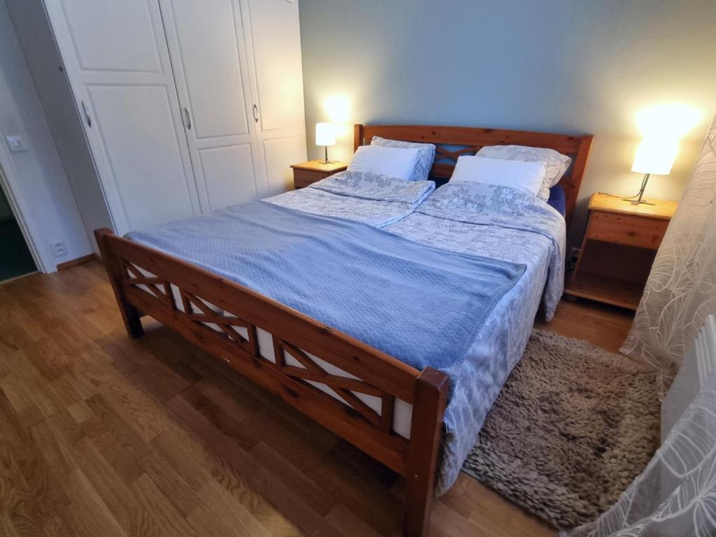 En eller flere senge i et værelse på Päätyhuoneisto: Nariseva puulattia!