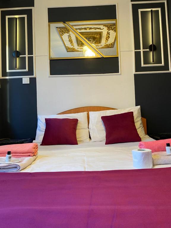 En eller flere senge i et værelse på Petek Hotel