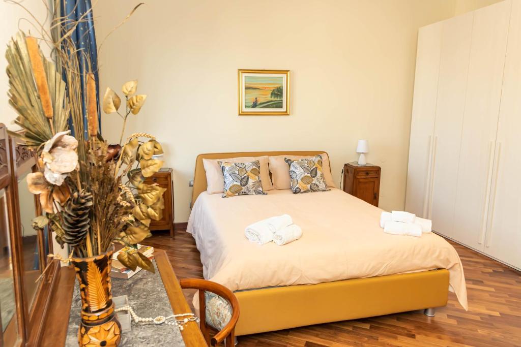a bedroom with a bed with two towels on it at L' Antica Piazzetta in Franciacorta in Capriolo