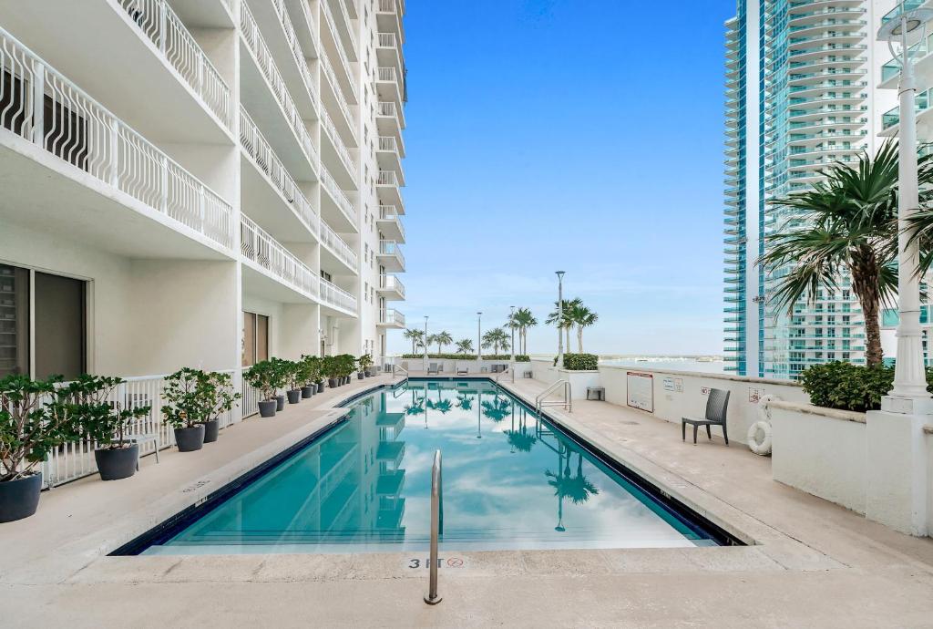 a swimming pool in the middle of a building at Bay Front Highrise Oasis in Brickell in Miami