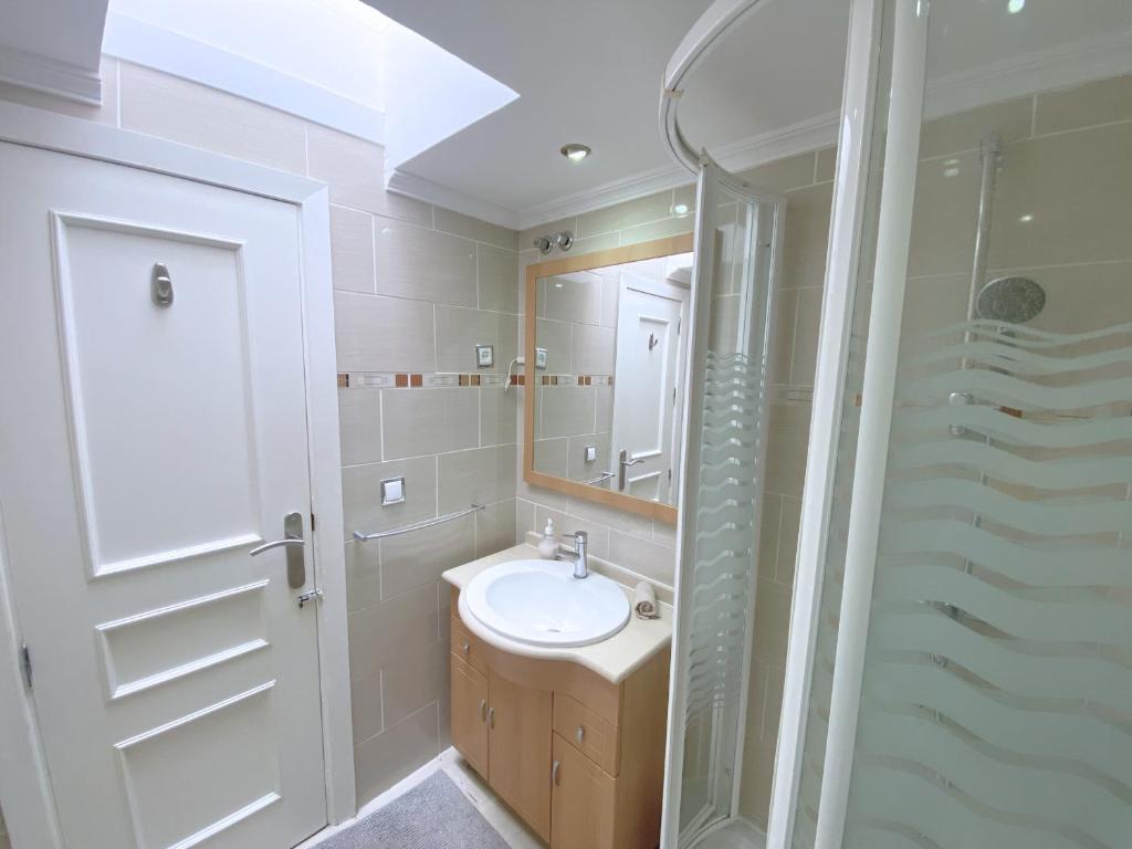 A bathroom at Benalmadena Harbour Penthouse with big terrace and sea view