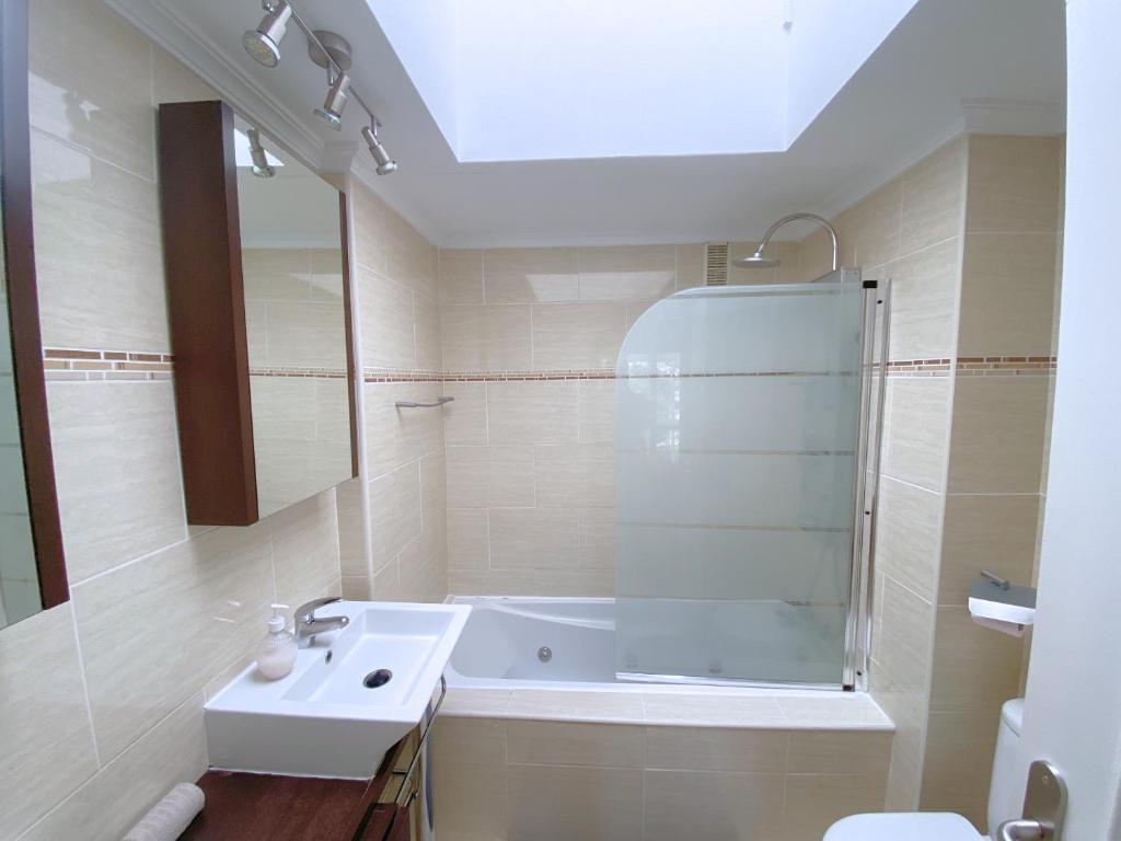 A bathroom at Benalmadena Harbour Penthouse with big terrace and sea view