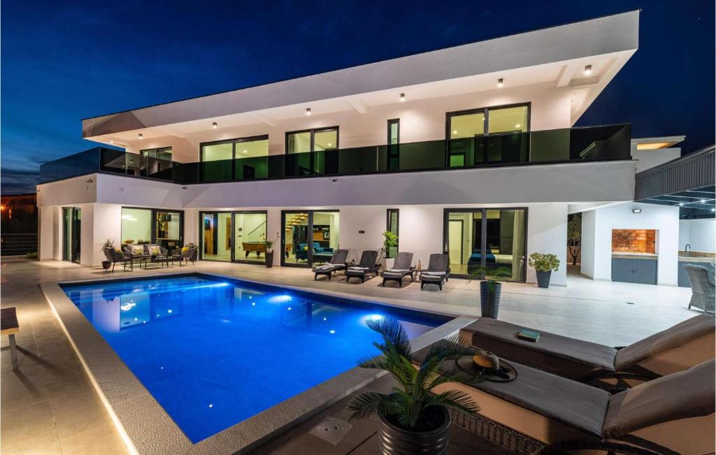 een huis met een zwembad ervoor bij Villa Royal Hill with pool in Šarić