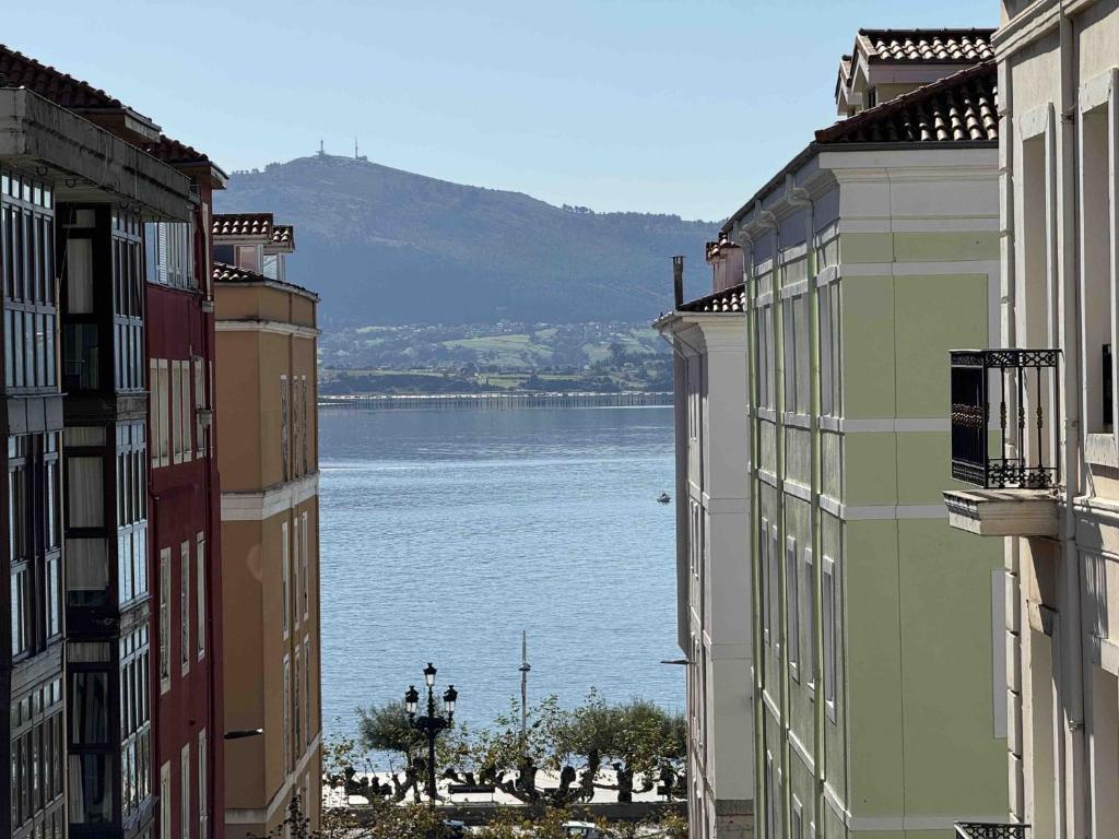 una vista de una masa de agua entre dos edificios en Piso muy amplio y céntrico con vistas a la bahia, en Santander