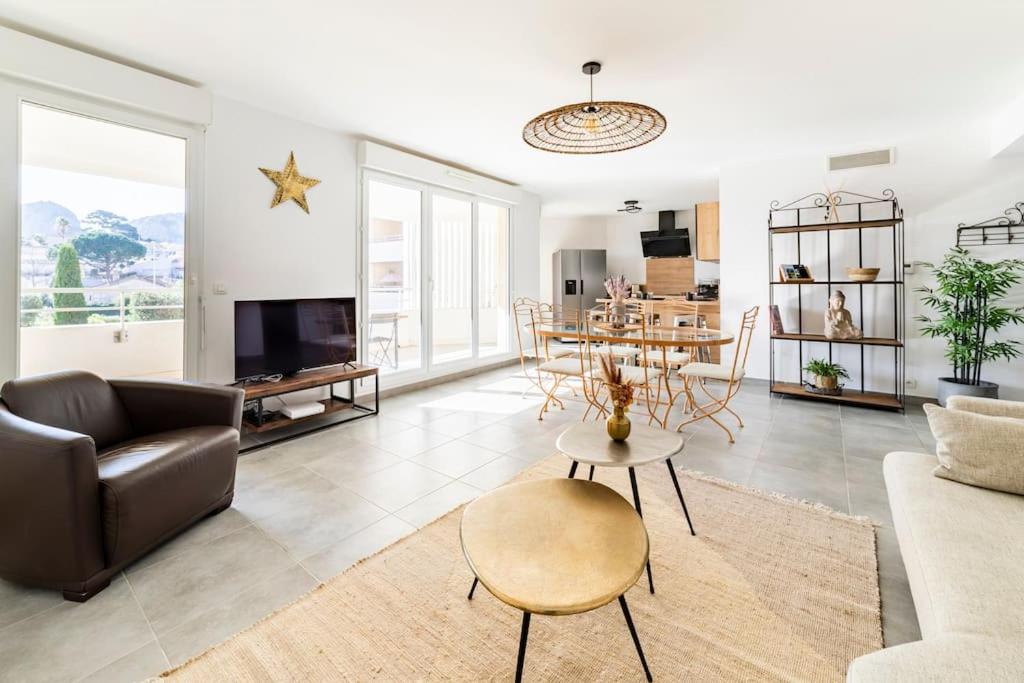 un salon avec un canapé et une table dans l'établissement La Ciotat beau T3, mer, centre, climatisation, parking privé gratuit, à La Ciotat