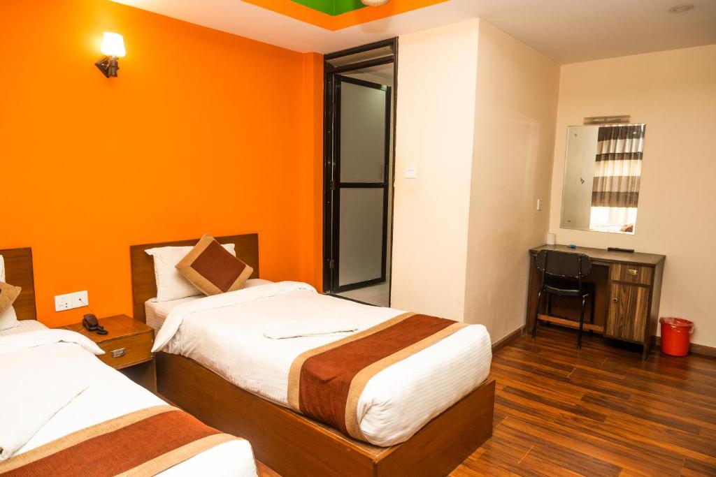Postel nebo postele na pokoji v ubytování Kathmandu Peace Hotel