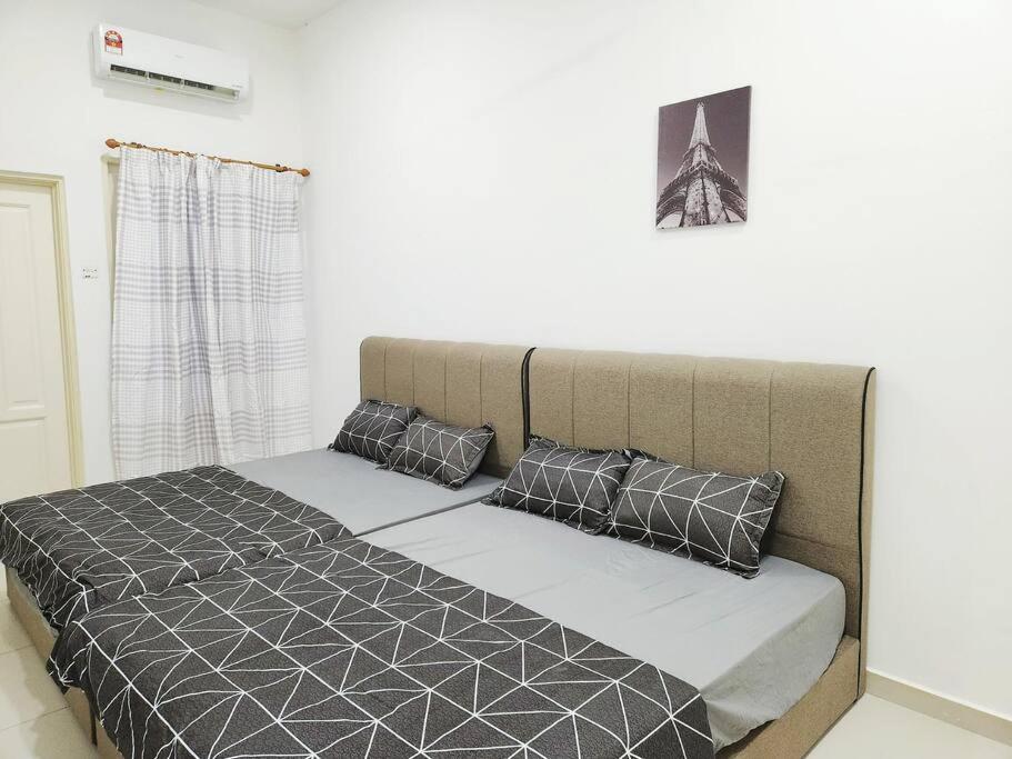 Un pat sau paturi într-o cameră la IPOH BOTANI bauhaus 17pax/4BR/mahjong/tv box