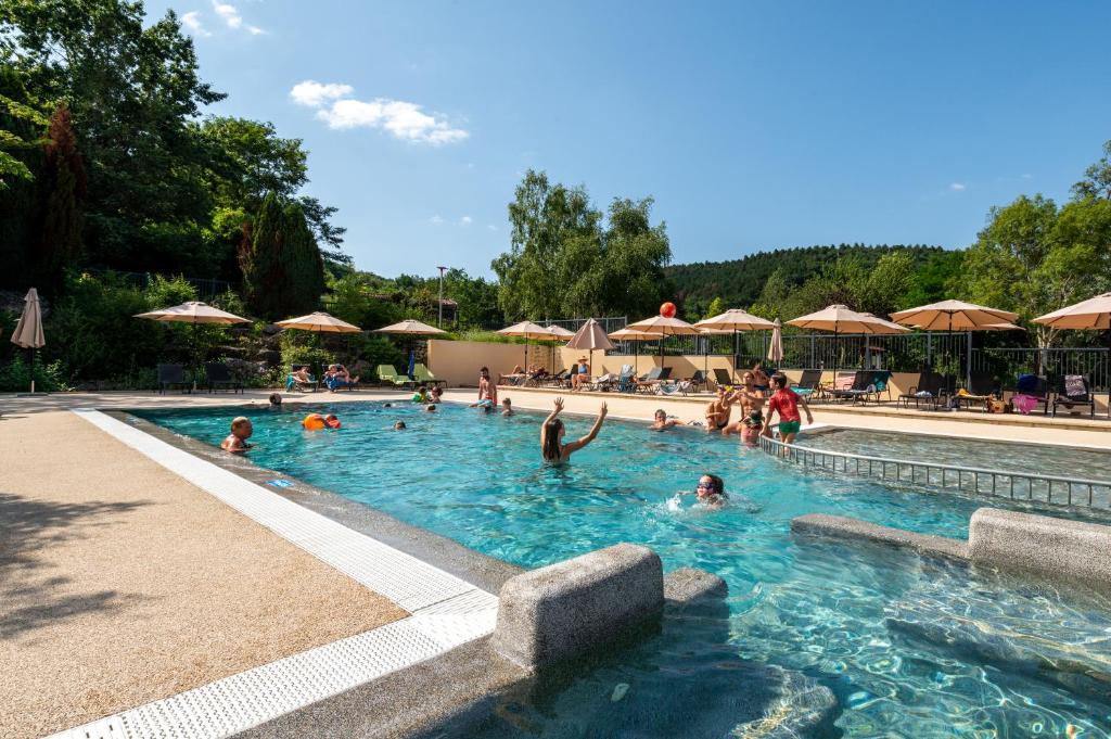 un grupo de personas nadando en una piscina en Camping maeva Respire La Serre, en Aigues-Vives