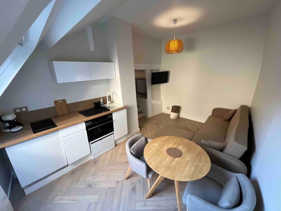 sala de estar con sofá y mesa en Rouen hypercentre appartement T2 en Ruan