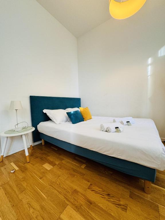 une chambre avec un lit avec une tête de lit bleue dans l'établissement Studio chaleureux proche croisette Mimont29, à Cannes