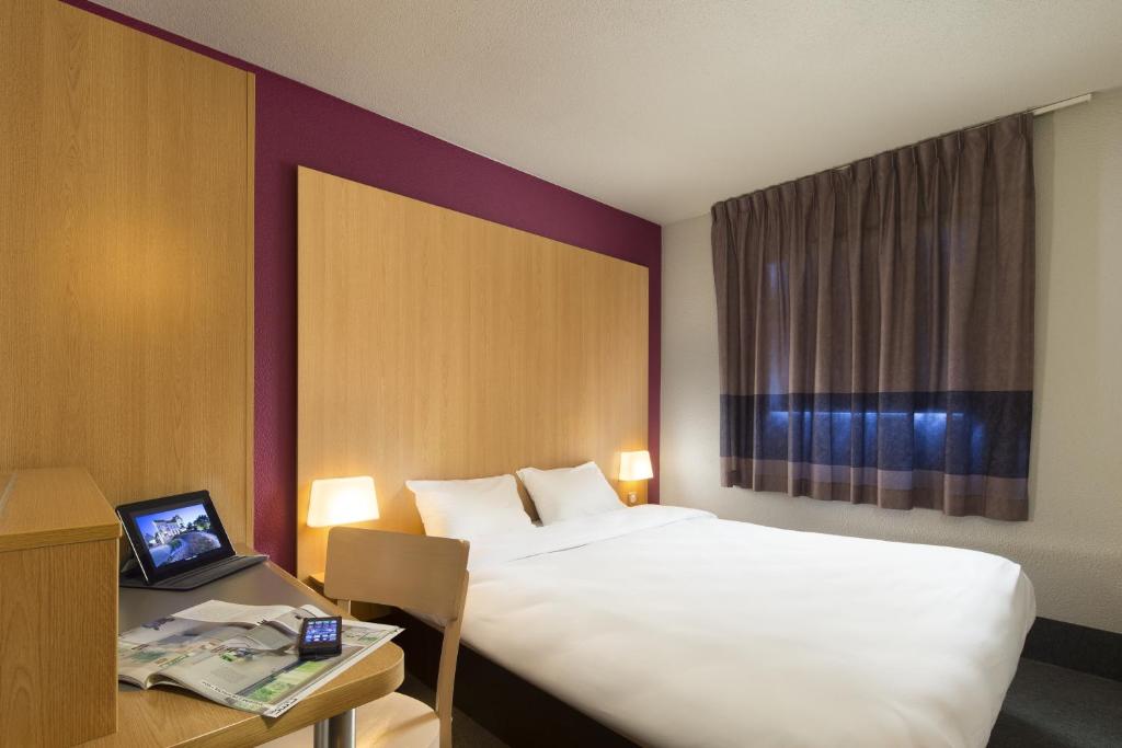 TV a/nebo společenská místnost v ubytování B&B HOTEL Montpellier Centre Le Millénaire