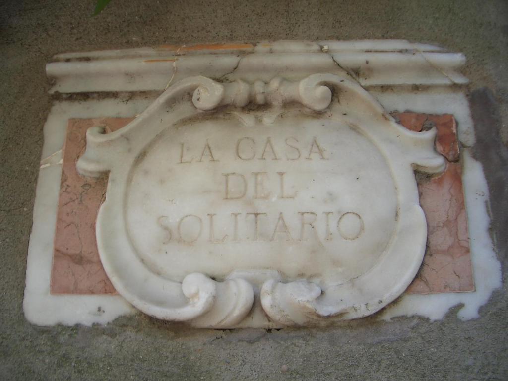 カプリにあるCasa del Solitarioの日和歌を読む石看板