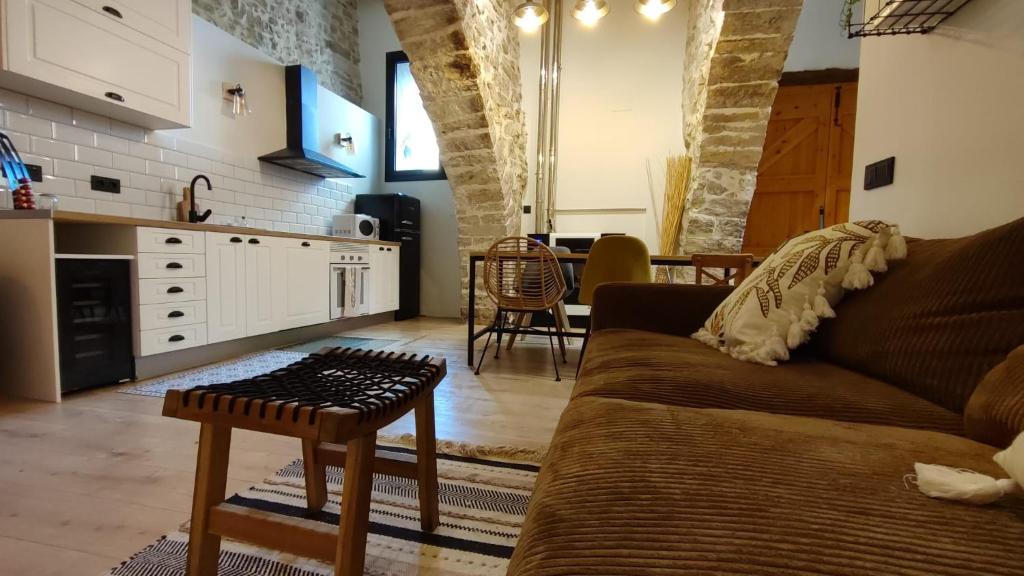 een woonkamer met een bank en een tafel bij Cal Rei in Grañena de Cervera