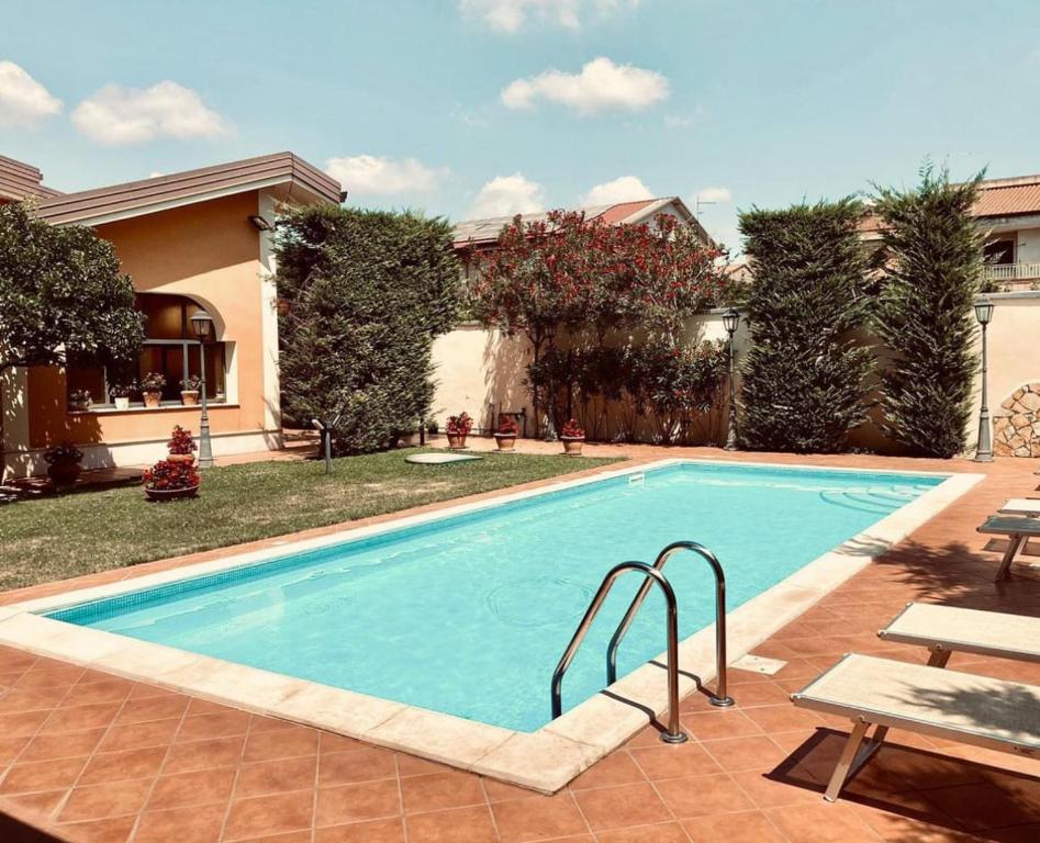 ein Pool vor einem Haus in der Unterkunft B&B Villa D'Errico in Casapulla