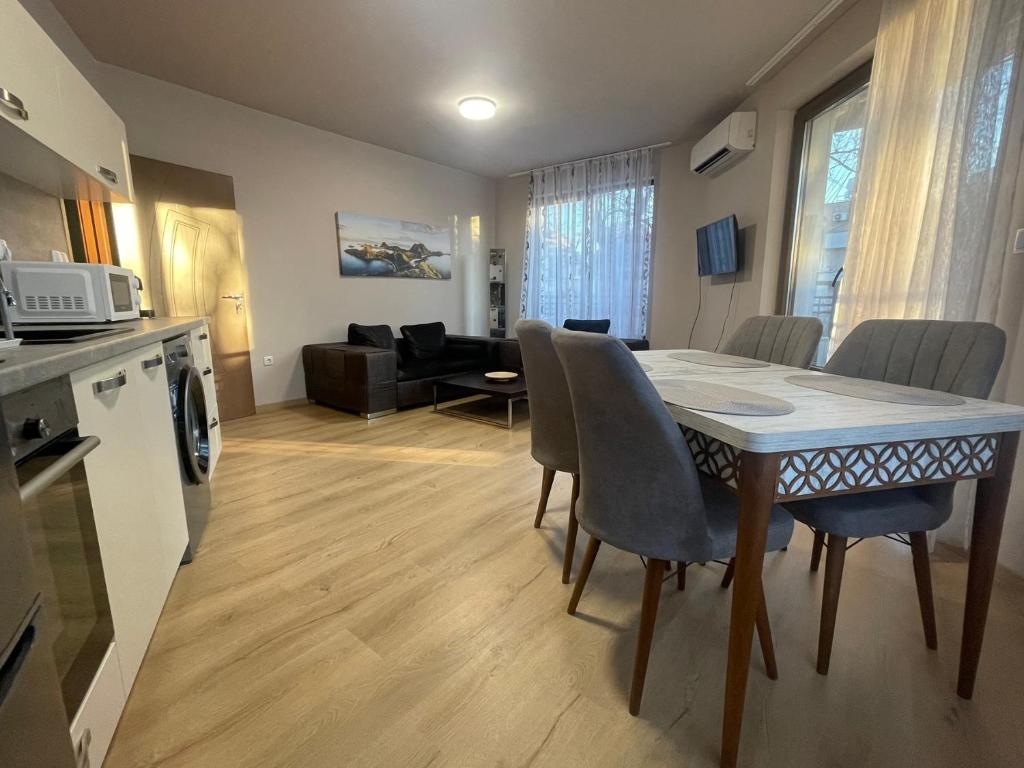 uma cozinha e sala de estar com mesa e cadeiras em 3 стаен апартамент идеален център Варна em Varna City