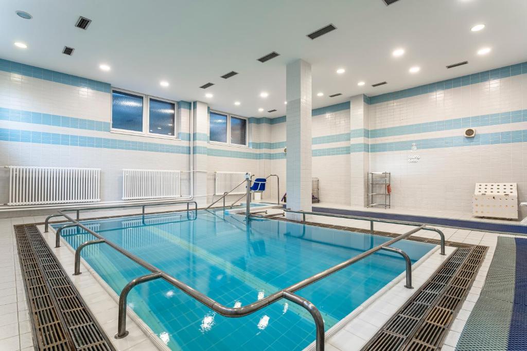 Bazén v ubytování Complex Curie nebo v jeho okolí