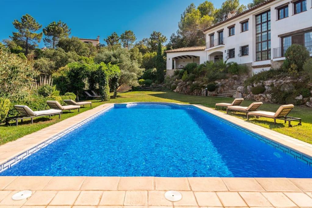 una piscina en el patio trasero de una casa en Villa Pantanal in Golf Costa Brava, en Santa Cristina d'Aro