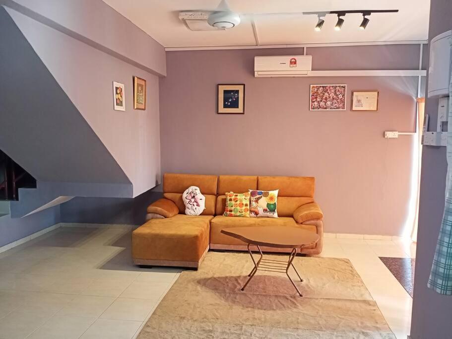 sala de estar con sofá y mesa en double storey cosy home pengkalan balak 5 aircond, en Pengkalan Balak