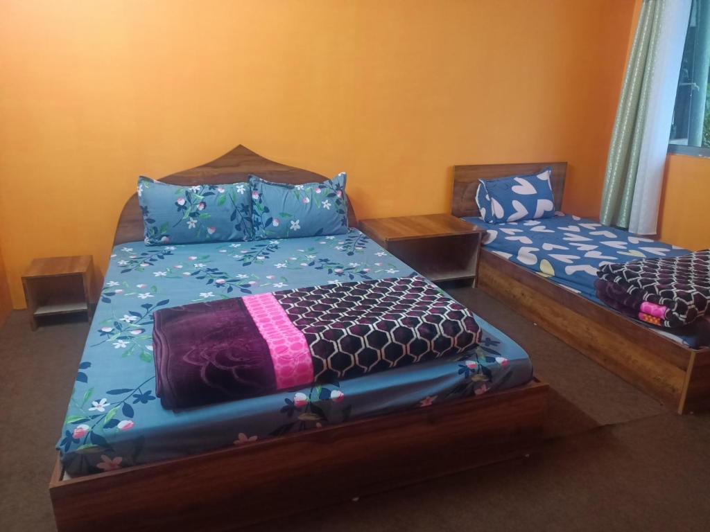 Habitación con 2 camas individuales en Singhik Hotel Kanchen View, en Singhik