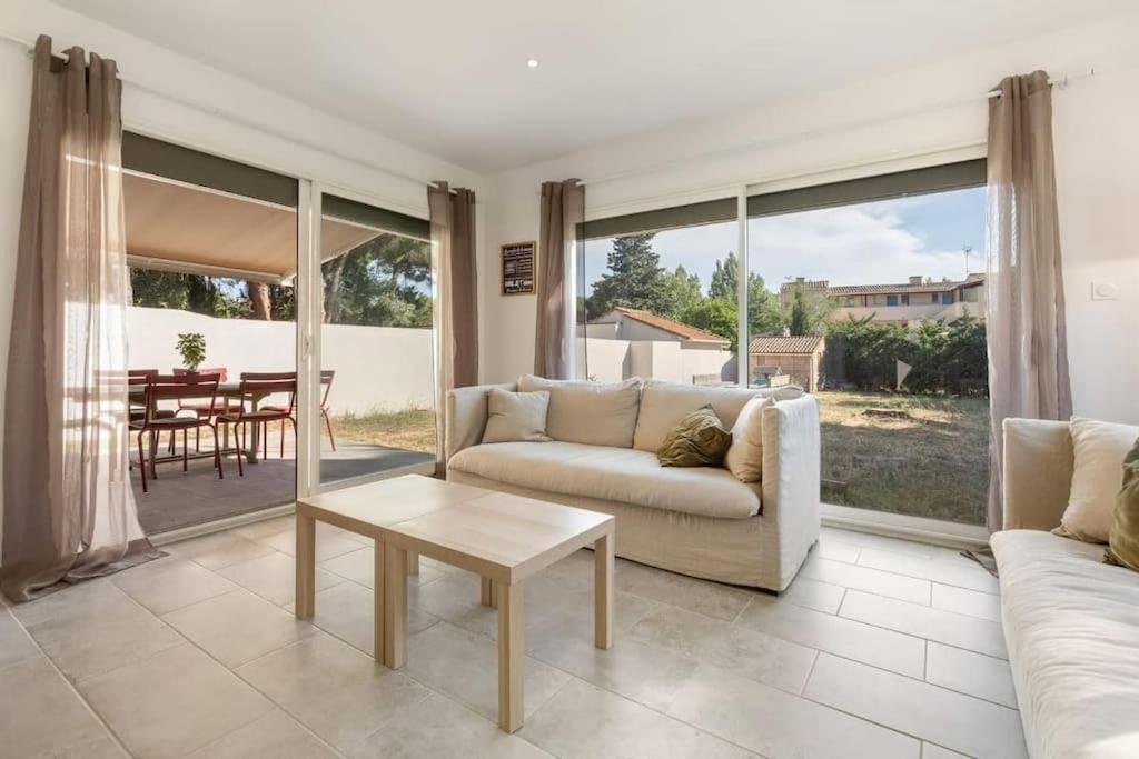 un salon avec un canapé et une table dans l'établissement The Chill House Grau d'Agde, au Grau-dʼAgde