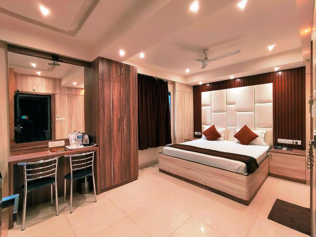 una camera con letto e scrivania di HOTEL STEAM a Calcutta